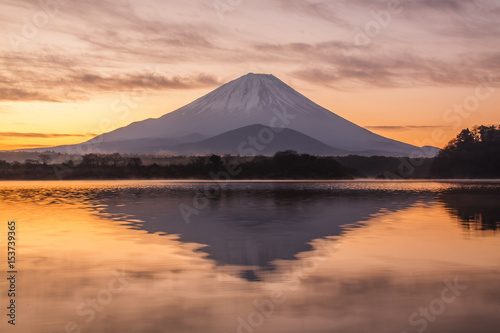精進湖から夜明けの富士山