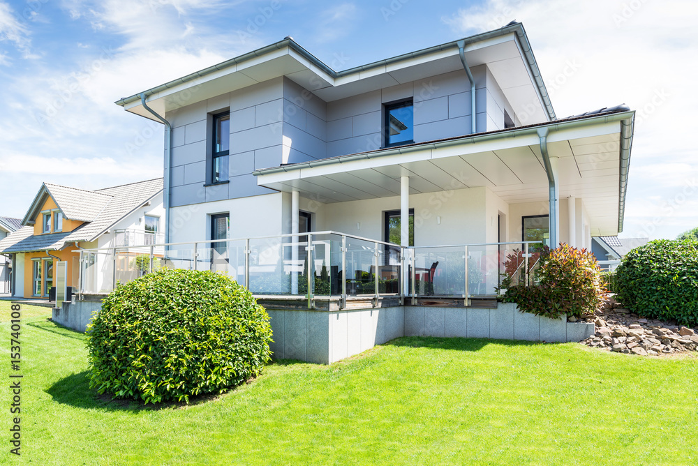 Wohnhaus mit Terrasse und Garten