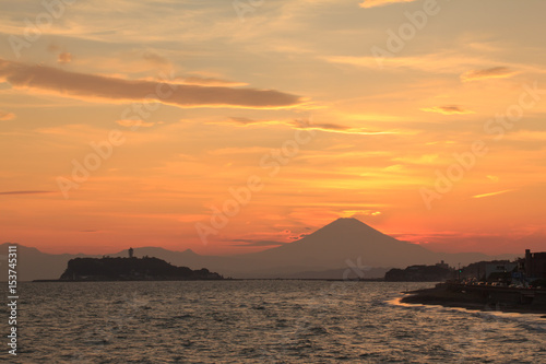 鎌倉市稲村ガ崎からの夕焼け富士山 © Umibozze