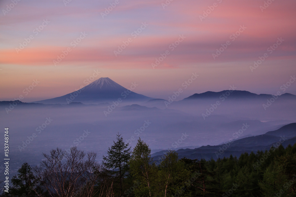 韮崎市甘利山から夜明けの富士山