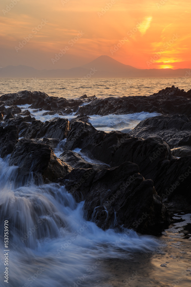 Fototapeta premium 横須賀荒崎海岸夕焼け冨士
