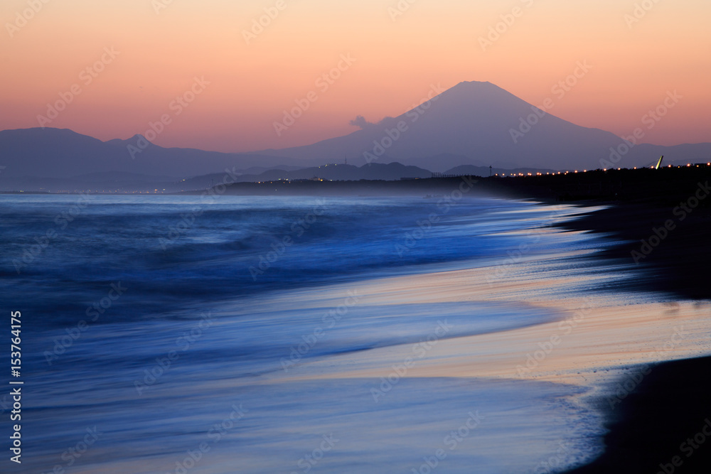 湘南海岸夕焼けの渚