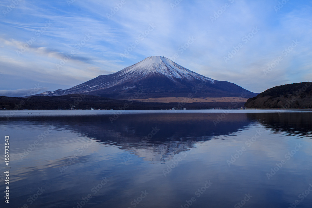 山中湖夜明けの富士山