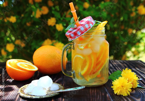 лимонад из апельсина с кубиками льда