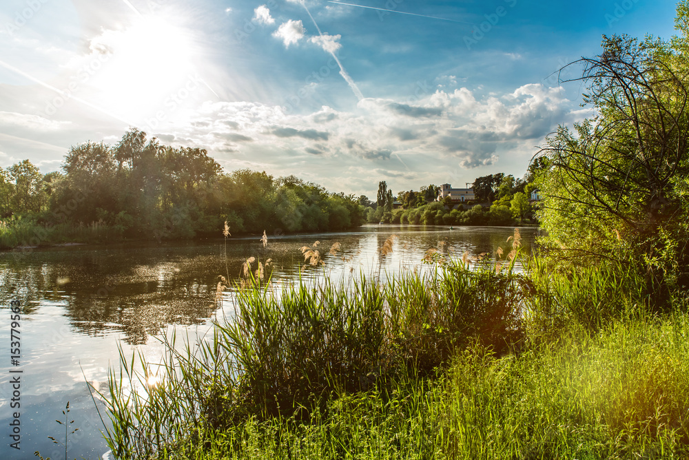 Obraz premium Sonnenstrahlen Spiegelung im Main bei Aschaffenburg