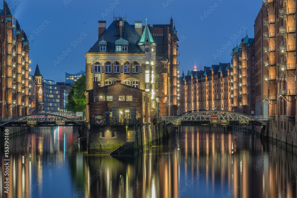 Hamburg bei Nacht in der Speicherstadt