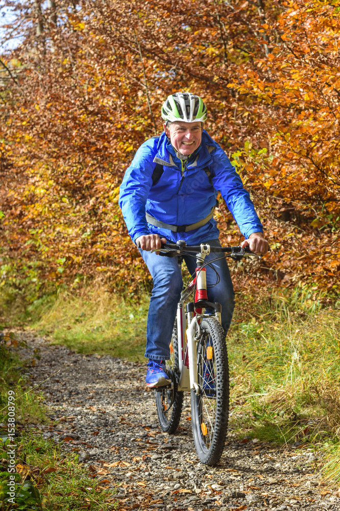 Obraz premium Mountainbiken in herbstlicher Natur