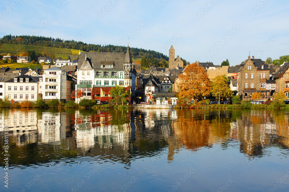 Stadt Traben-Trarbach an der Mosel im Herbst, bekannt für ihren Wein und die Jugendstilbauten
