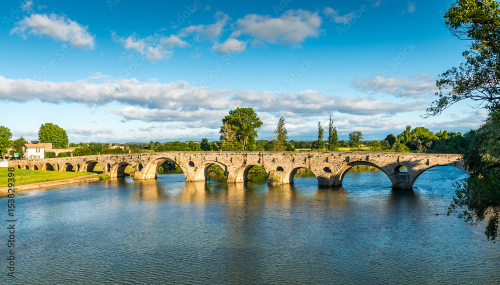 Fototapeta premium Pont Vieux sur l'Orb à Béziers, Hérault en Occitanie, France