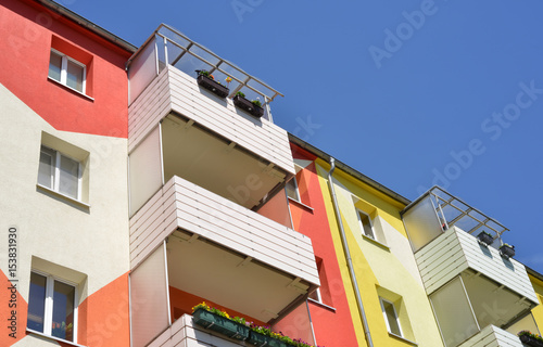 Plattenbau mit bunter Fassade und Balkon