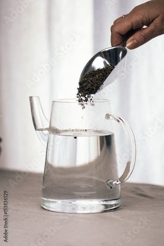 jarre d'eau avec main qui sert le thé photo