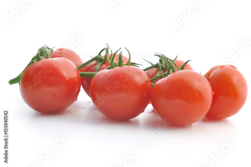 grappe de tomates fraîches isolée sur fond blanc