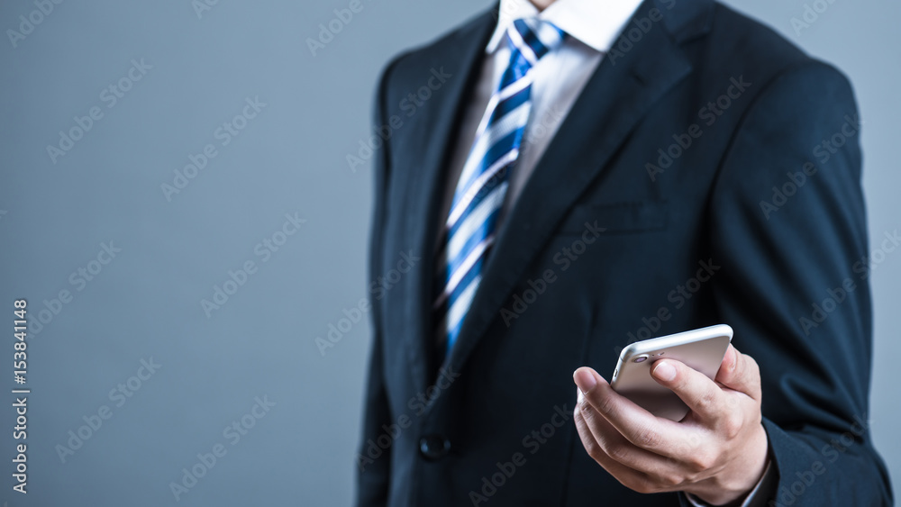 スマートフォンを操作する男性 スマートフォンを操作する男性