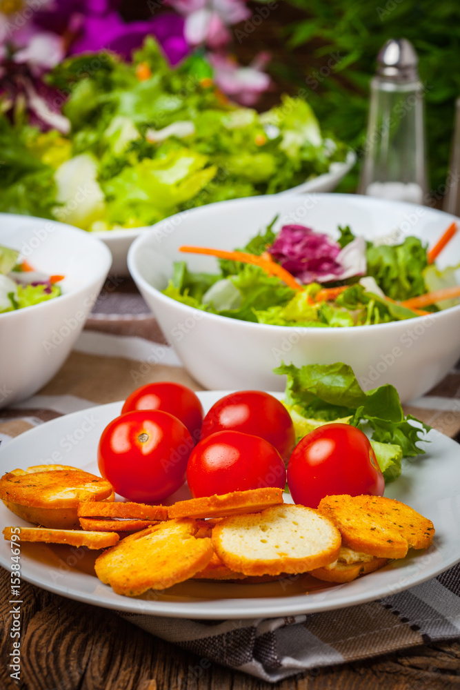 Mixed salad with croutons.