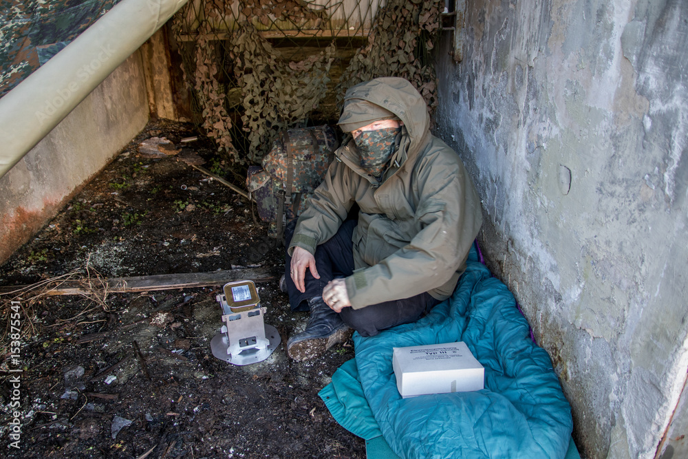 Prepper in seiner Notunterkunft in Katastrophengebiet Prepper in seiner Notunterkunft in Katastrophengebiet