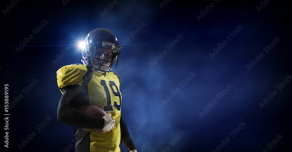 Obraz premium Football player on dark background. Mixed media . Mixed media