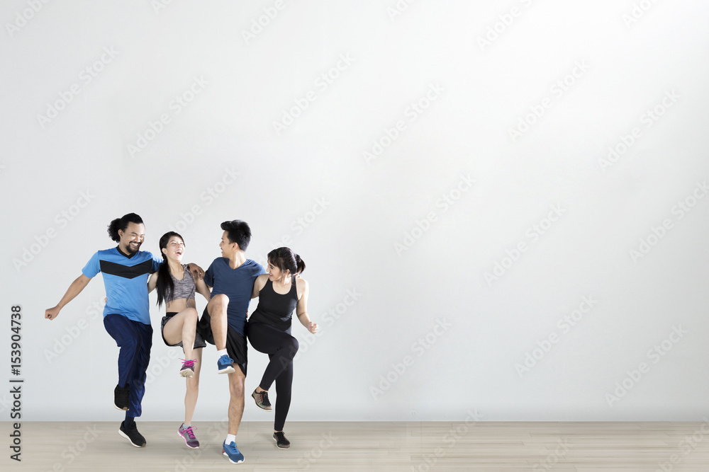 Fototapeta premium Grupa młodych ludzi robi treningu