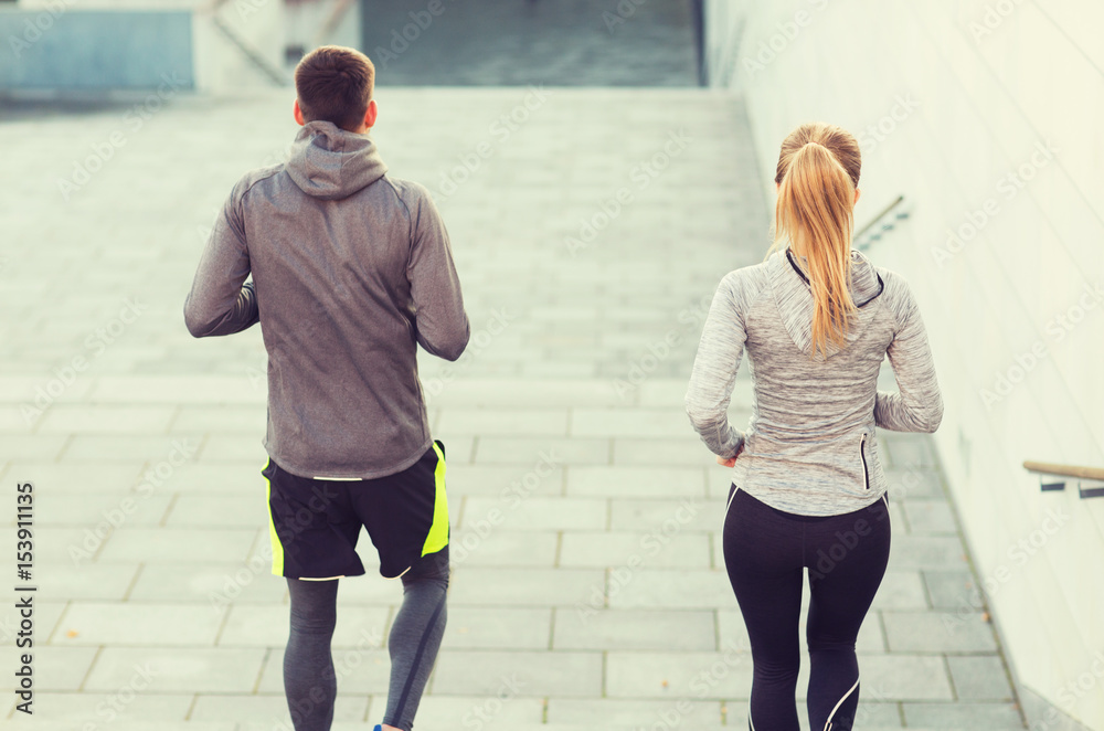 Obraz premium couple running downstairs on city stairs