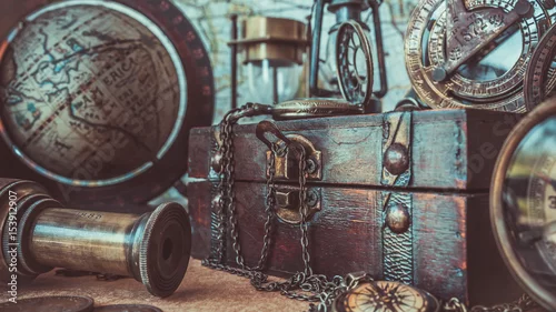 Obraz Zabytkowy naszyjnik i kolekcja morskich przygód na pudełku z drewnianymi skarbami