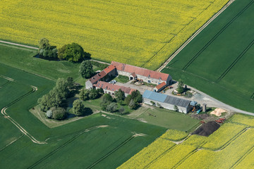 Fototapete Luftbild Bauernhof bei Essarts-le-Roi von oben  © Francois
