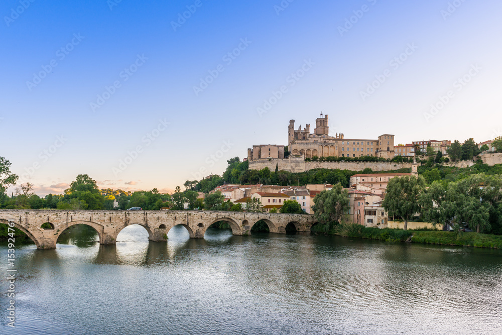 Pont Vieux et la cathédrale Saint-Nazaire à Béziers, Hérault en Occitanie, France