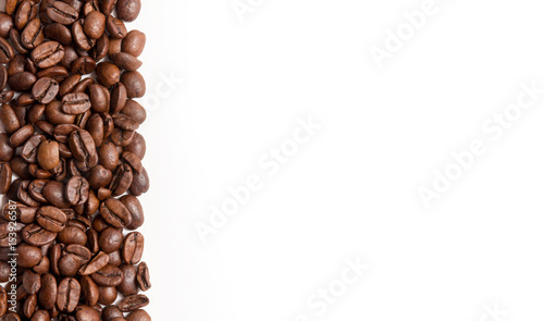 Rand aus braunen Kaffeebohnen auf weißem Hintergrund