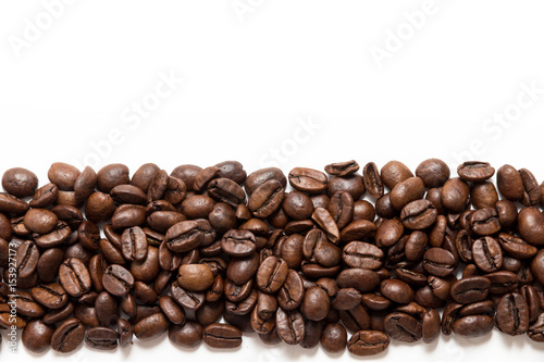braune Kaffeebohnen auf wei  