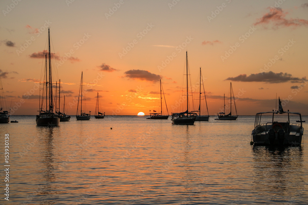 Romatischer Sonnenuntergang Abend am Hafen mit Segelbooten