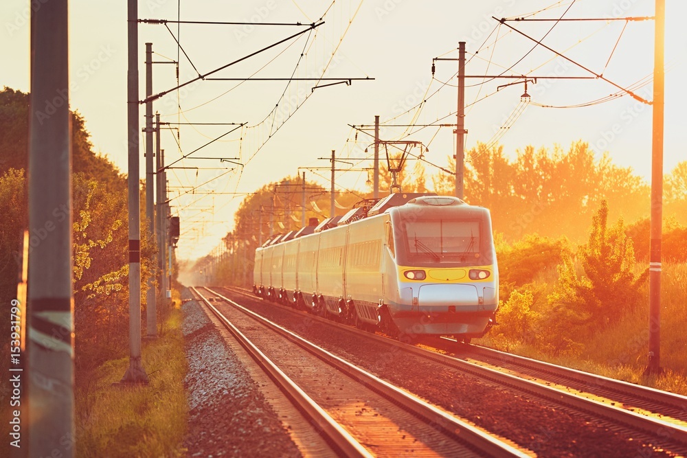 Fototapeta premium Kolej na niesamowity zachód słońca