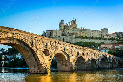 Pont Vieux et la Cathédrale Saint-Nazaire à Béziers, Hérault, Occitanie en France © FredP