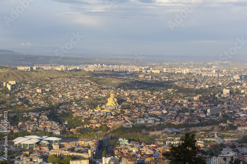 Вид с высоты птичьего полета на Тбилиси. Грузия. © aphonua