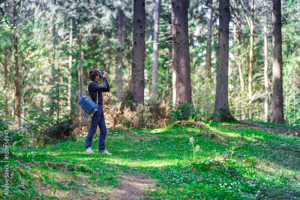 Obraz premium Photographer in the forest