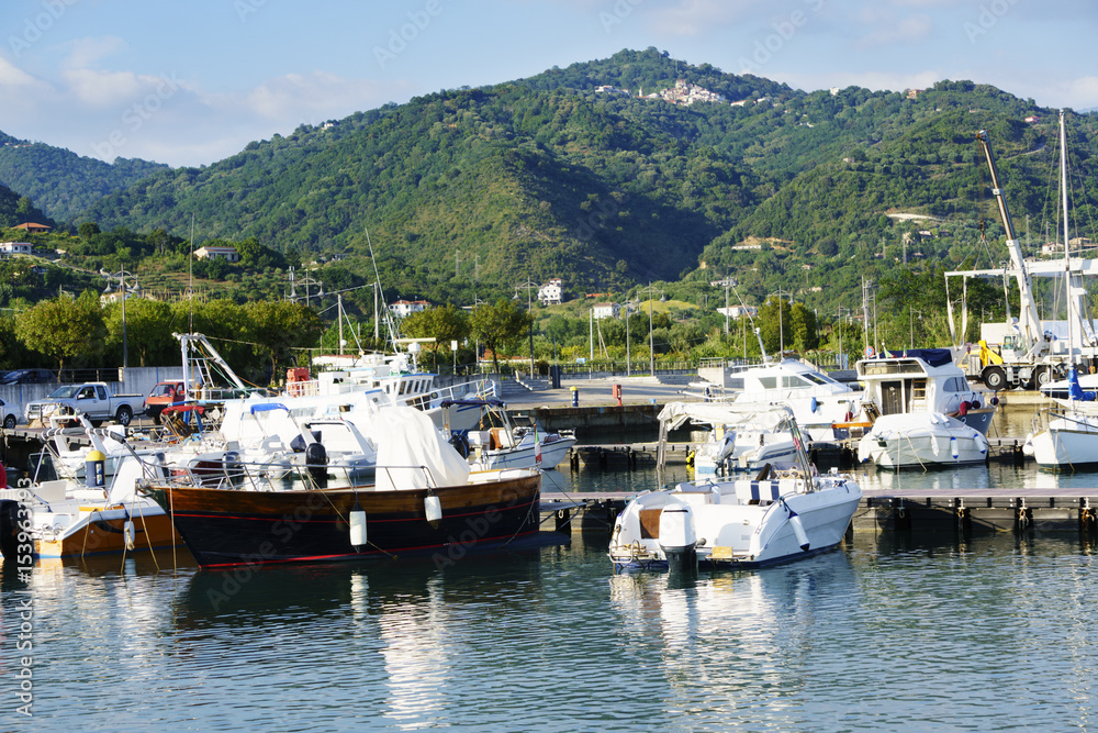 Blick aus dem Hafen von Policastro Richtung San Cristoforo Blick aus dem Hafen von Policastro Richtung San Cristoforo
