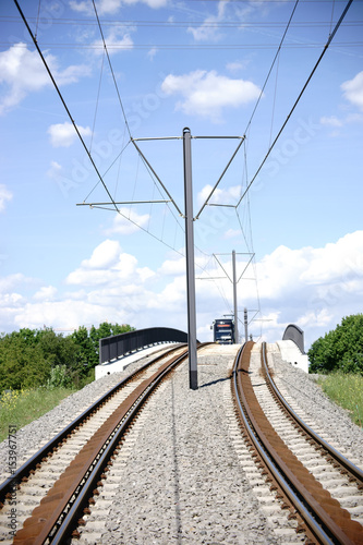 Neue Straßenbahnbrücke / Eine Straßenbahn fährt über den Brückenkopf einer neugebauten Brücke für Straßenbahnen photo