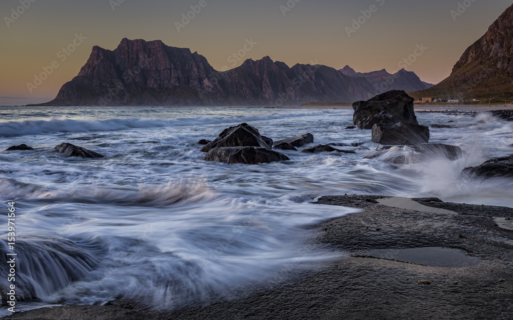 Obraz premium Uttakleiv bei Sonnenuntergang Lofoten