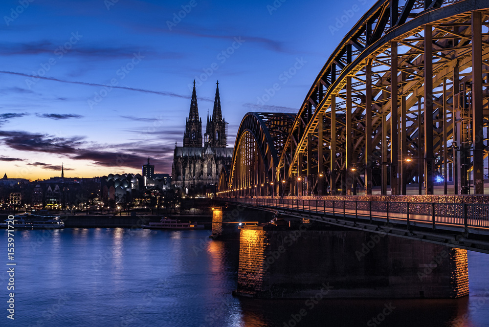 Fototapeta premium Cologne Cathedral and Train Bridge at Night