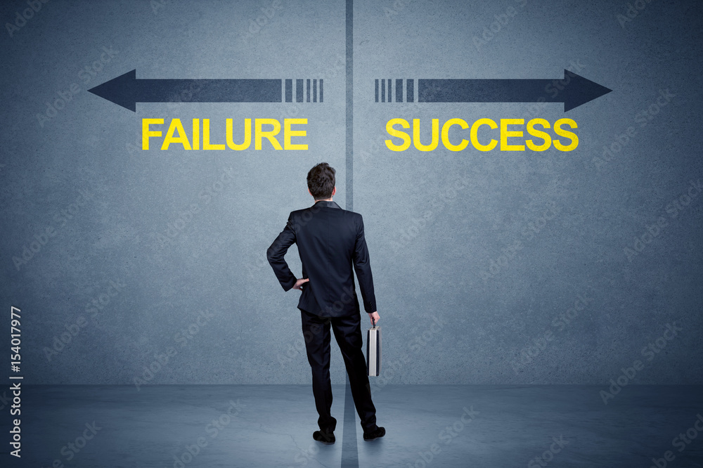 Obraz premium Businessman standing in front of success and failure arrow concept