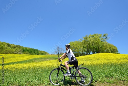 マウンテンバイク・青空と花の高原  © godfather