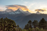 Wschód słońca nad Annapurna i Machhapuchhare widziane z Poon Hill.