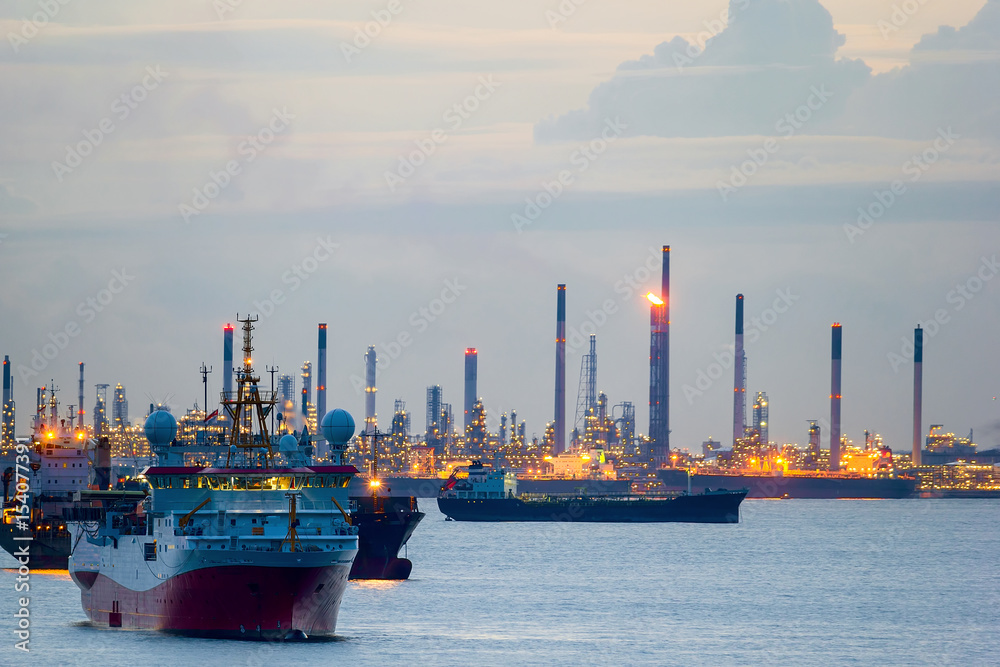 Naklejka premium Statki geodezyjne i towarowe u wybrzeży Singapuru Rafinerii