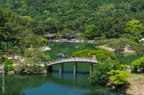 栗林公園(香川県)　飛来峰から望む掬月亭、偃月橋　2017年5月撮影