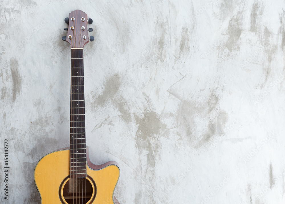 Naklejka premium acoustic guitar on loft background with copy space