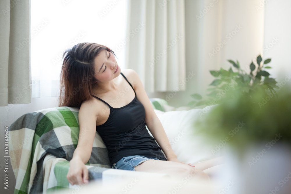 くつろぐ女性 くつろぐ女性
