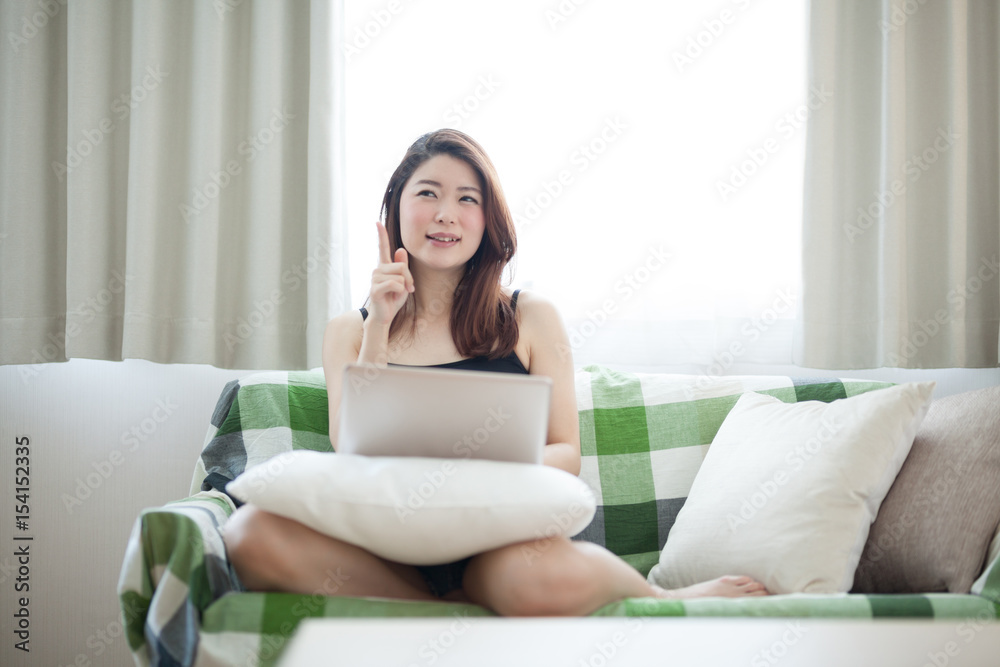 くつろぐ女性 くつろぐ女性