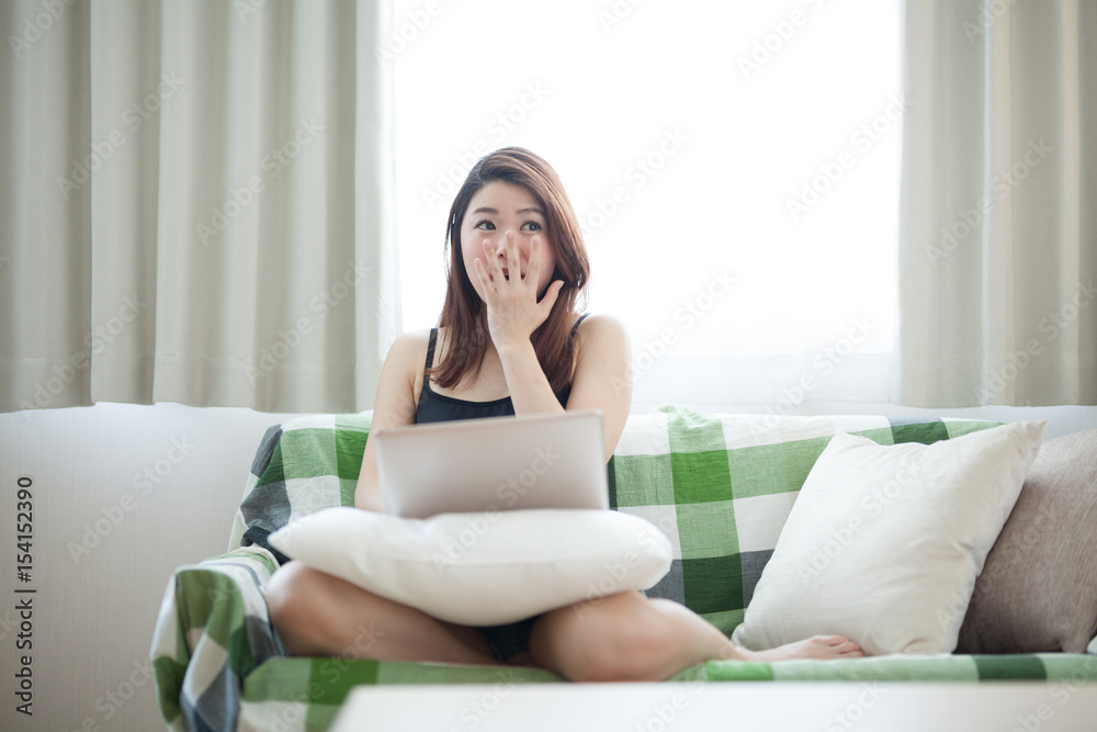 くつろぐ女性 くつろぐ女性
