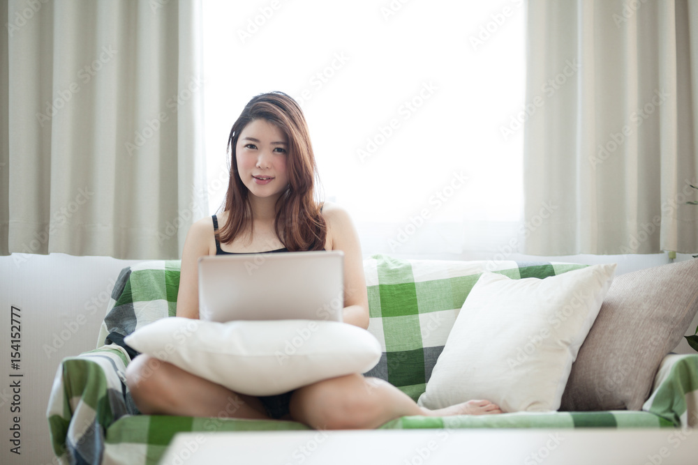 くつろぐ女性 くつろぐ女性
