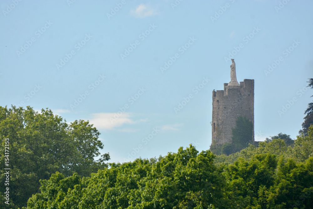 Tour en ruine du château de Tournon Sur Rhône en Ardèche