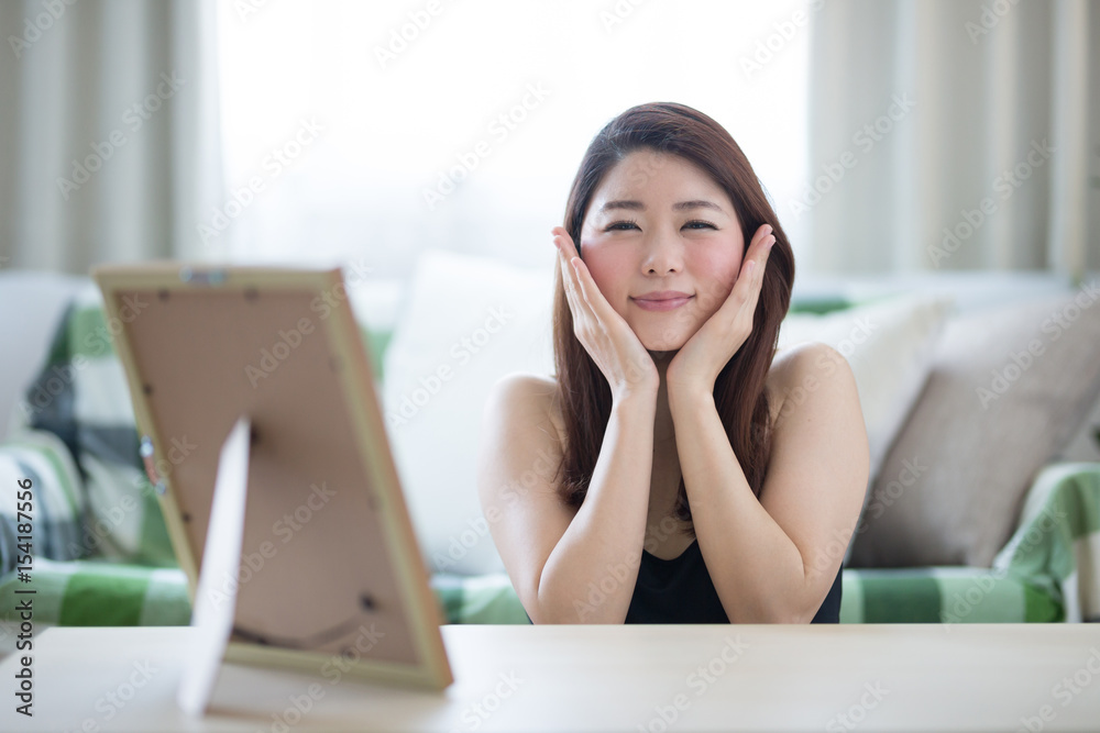 鏡をみる女性 鏡をみる女性