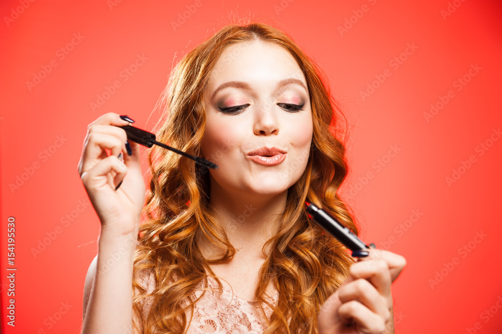 Obraz premium Young woman applying make up