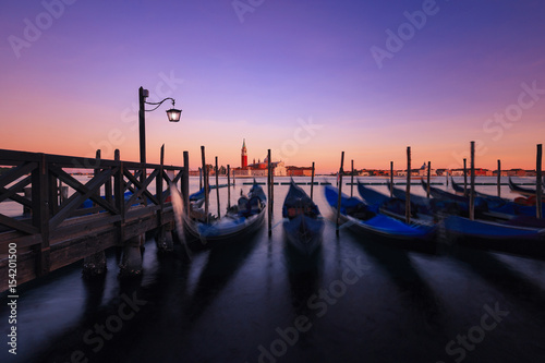 Gondeln von Venedig am Abend © DKcomposing